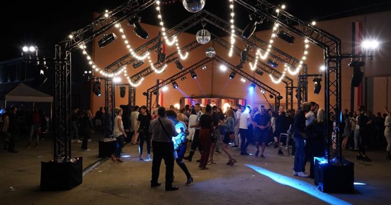 Bal des pompiers de Poissy, avec des lumières colorées et une ambiance festive le 13 juillet 2019.