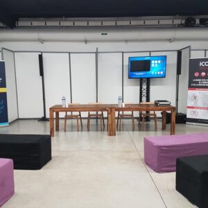 Espace Champerret avec des stands d'écoles, une table et des sièges pour un événement le 17 janvier 2020.
