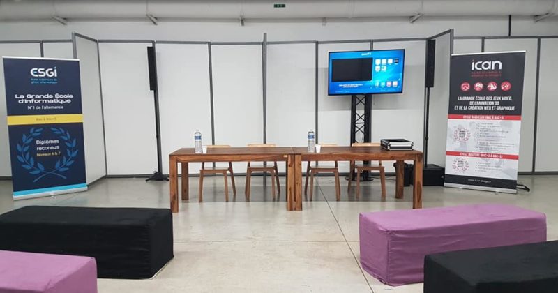 Espace Champerret avec des stands d'écoles, une table et des sièges pour un événement le 17 janvier 2020.