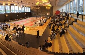 Vue panoramique du Gymnase Montbauron avec des spectateurs et des installations pour un événement sportif.