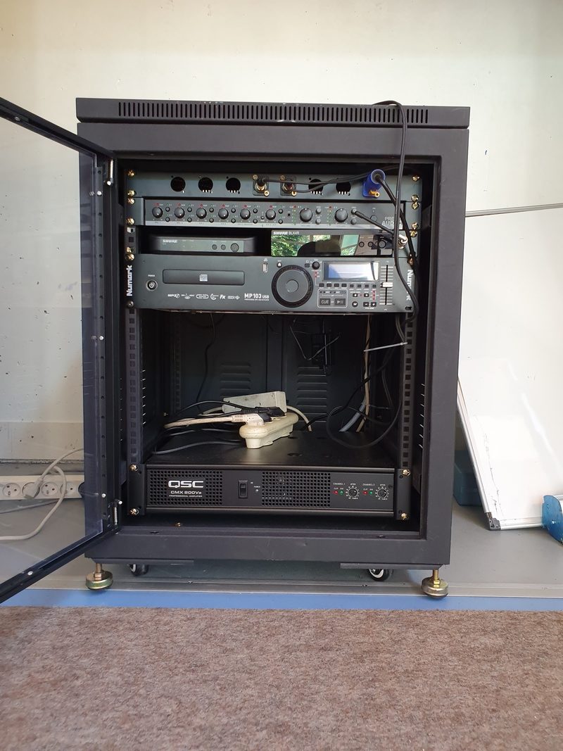 Racks audio et vidéo installés au Gymnase Montbauron par Symbiose Organisation.