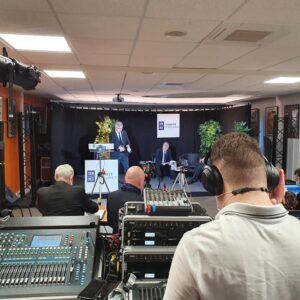 Assemblée générale du 12 décembre 2020, avec matériel de sonorisation et de captation vidéo en action.