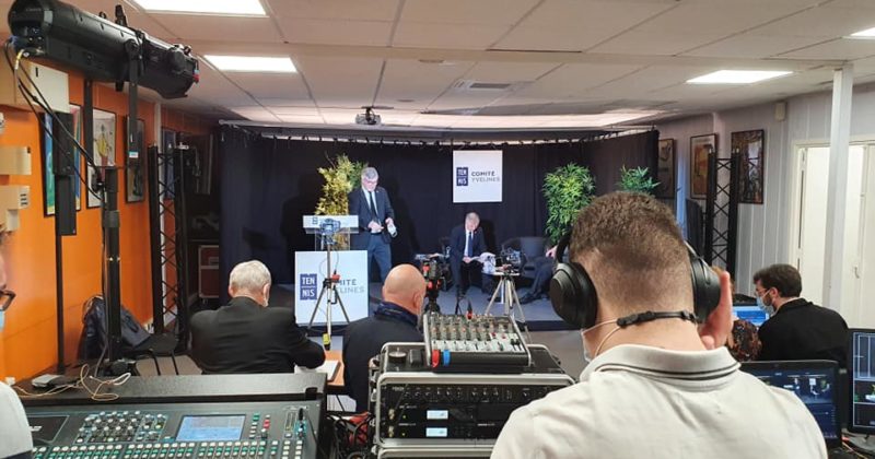 Assemblée générale du 12 décembre 2020, avec matériel de sonorisation et de captation vidéo en action.