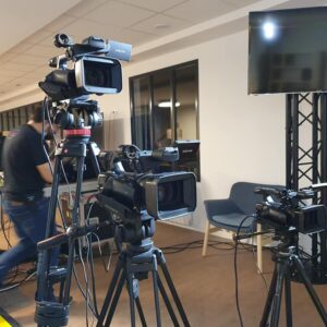 Équipement audiovisuel installé pour l'assemblée générale du 12 décembre 2020 en Essonne, avec caméras et écrans.