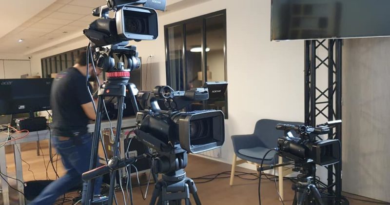 Équipement audiovisuel installé pour l'assemblée générale du 12 décembre 2020 en Essonne, avec caméras et écrans.