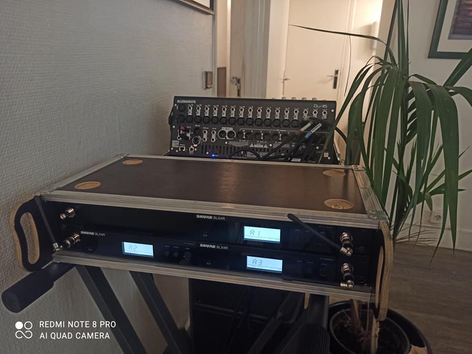 Équipement audio pour la masterclass du 20 février 2021, incluant mélangeur et émetteurs sans fil.