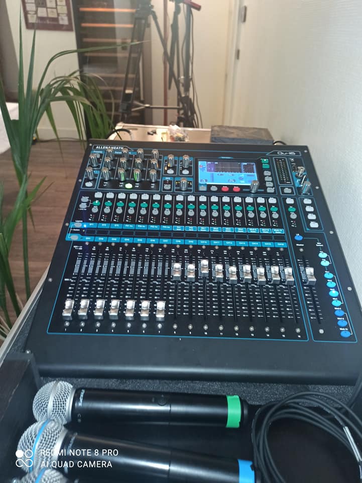 Table de mixage Allen & Heath avec microphones, utilisée lors d'une masterclass à Force 4, le 20 février 2021.