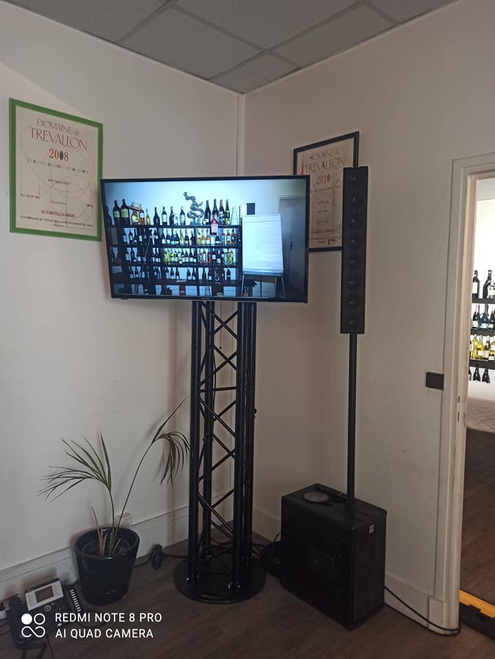 Écran de projection et système audio pour une masterclass dans les locaux de Force 4, le 20 février 2021.