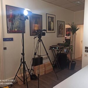 Studio vidéo pour une masterclass à Force 4, équipé d'une caméra et d'un projecteur, février 2021.