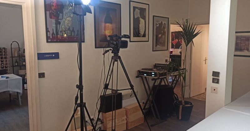 Studio vidéo pour une masterclass à Force 4, équipé d'une caméra et d'un projecteur, février 2021.