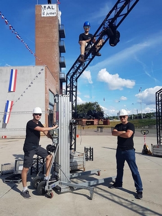 Trois techniciens de Symbiose Organisation installent du matériel pour le bal des pompiers de Poissy.