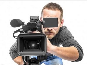 Vidéo d'un homme filmant avec une caméra, lors d'un live streaming pour Pasona, 22 février 2021.