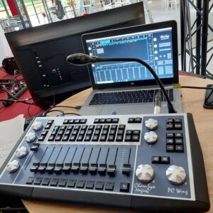 Table de mixage avec logiciel Chamsys PC Wings, préparatifs de mariage au domaine des marais, 10 juillet 2021.