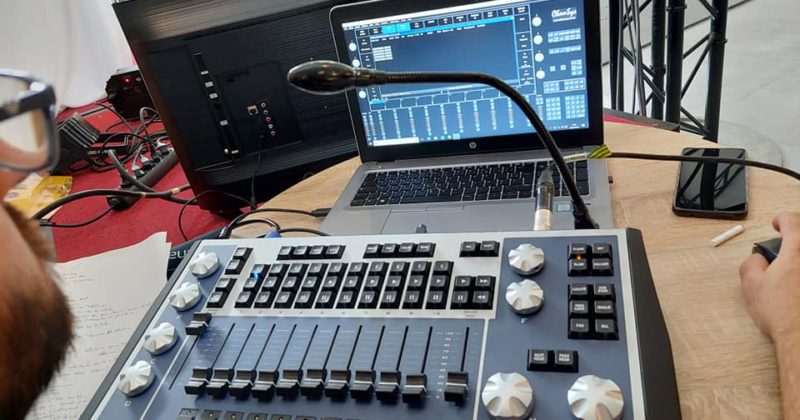 Table de mixage avec logiciel Chamsys PC Wings, préparatifs de mariage au domaine des marais, 10 juillet 2021.