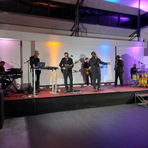 Concert live lors du mariage du 8 juillet 2021 au moulin des Marais, avec plusieurs musiciens sur scène.