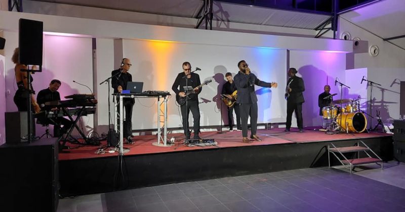 Concert live lors du mariage du 8 juillet 2021 au moulin des Marais, avec plusieurs musiciens sur scène.