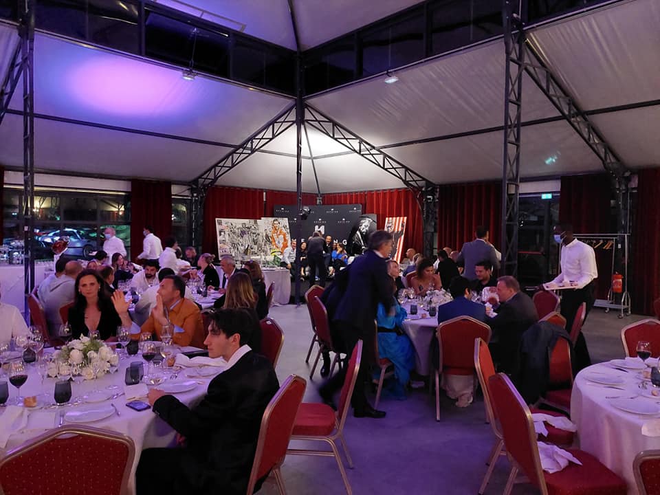 Mariage au moulin des Marais, avec invités autour de tables élégamment dressées, ambiance festive et serveur en action.