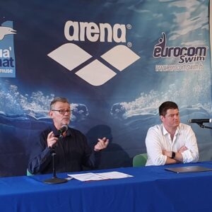 Réunion en direct de l'assemblée générale d'Aquanat Cheuvreuse avec présentateurs sur scène.