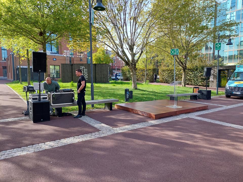 Installation de sonorisation pour un événement au siège du Club Med à Paris, avec DJ Fethe be et matériel de Symbiose Organisation.