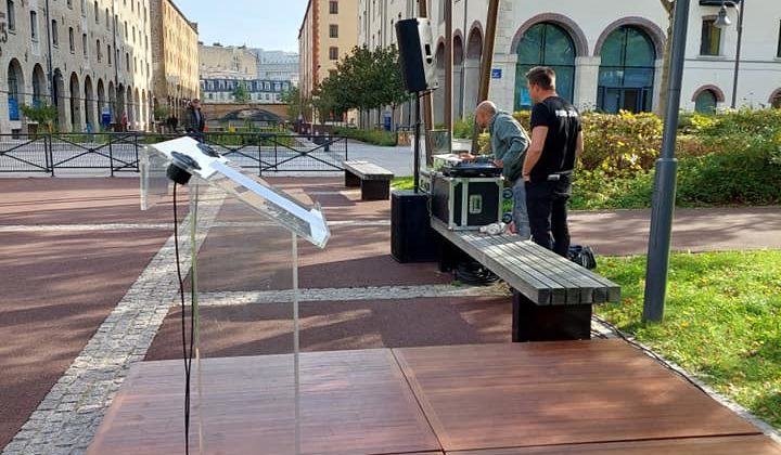 Préparatifs pour un événement au siège du Club Med à Paris, avec une sono en place et DJ Fethe be.