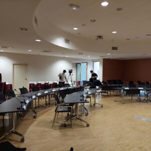 Salle de réunion préparée pour le conseil municipal de Coignières, avec du matériel audio-vidéo en cours d'installation.