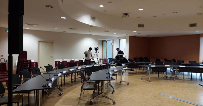 Salle de réunion préparée pour le conseil municipal de Coignières, avec du matériel audio-vidéo en cours d'installation.