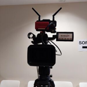 Caméra montée sur trépied, prête pour l'enregistrement vidéo de l'événement Caudalie. Décembre 2021.