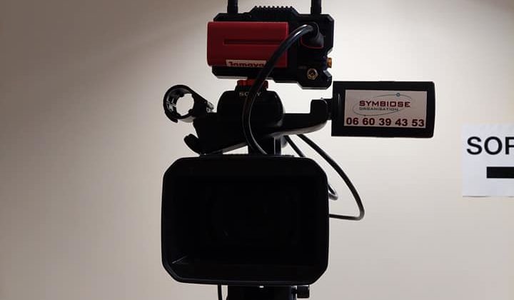 Caméra montée sur trépied, prête pour l'enregistrement vidéo de l'événement Caudalie. Décembre 2021.