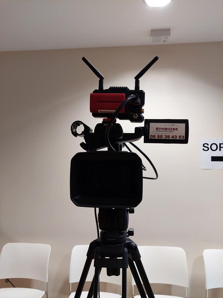 Caméra montée sur trépied, prête pour l'enregistrement vidéo de l'événement Caudalie. Décembre 2021.