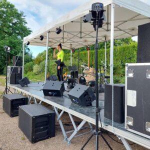 Scène de la Fête de la musique à Coignières, avec sonorisation et éclairage, 21 juin 2021.