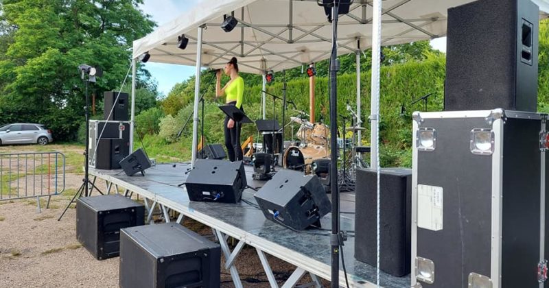 Scène de la Fête de la musique à Coignières, avec sonorisation et éclairage, 21 juin 2021.