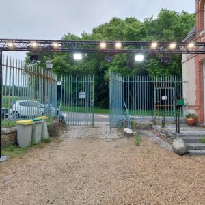 Éclairage installé à l'entrée du château de Jouars-Pontchartrain, mise en valeur du parc, 7 juillet 2021.