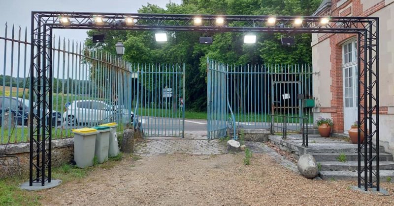 Éclairage installé à l'entrée du château de Jouars-Pontchartrain, mise en valeur du parc, 7 juillet 2021.