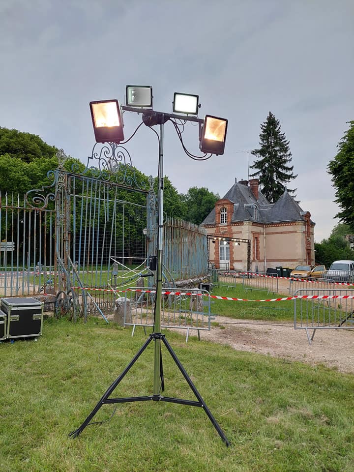 Éclairage mobile installé devant le château de Jouars-Pontchartrain pour un événement le 07 juillet 2021.