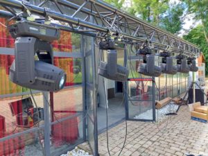 Éclairage suspendu pour l'événement Kering à l'Hôtel du Moulin des Marais, préparatifs du 6 juillet 2021.
