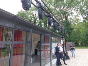 Installation de matériel audio et éclairage pour l'événement Kering à l'Hôtel du Moulin des Marais, Hardricourt, le 6 juillet 2021.