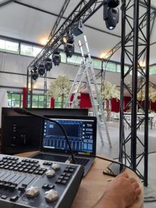 Préparatifs de mariage avec équipements son et lumière au domaine des marais, 10 juillet 2021.