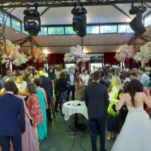 Réception festive d'un mariage au domaine du moulin des marais, avec danse et décoration fleurie.