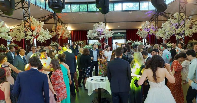 Réception festive d'un mariage au domaine du moulin des marais, avec danse et décoration fleurie.