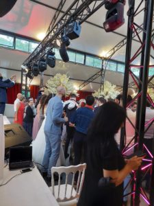 Célébration d'un mariage au domaine du moulin des marais, avec éclairage et ambiance festive.