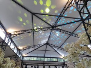 Plafond éclairé avec des lumières colorées, créant une ambiance festive dans un espace événementiel.