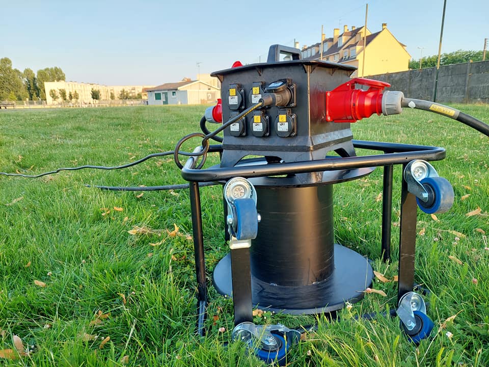 Matériel de sonorisation sur un terrain de foot à Trappes pour la fête de l'Aïd, installé par Symbiose Organisation.