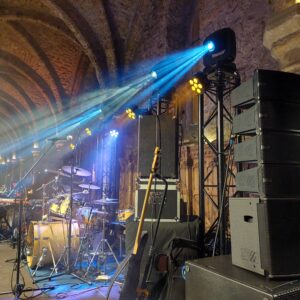 Balance du concert de Roddy Julienne avec matériel de sono et éclairage en préparation, le 30 novembre 2021.