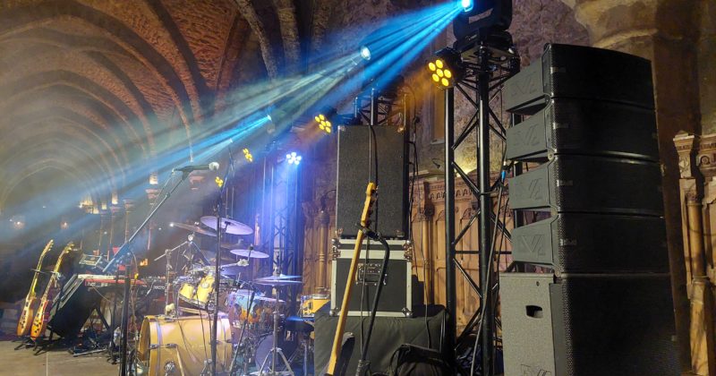 Balance du concert de Roddy Julienne avec matériel de sono et éclairage en préparation, le 30 novembre 2021.