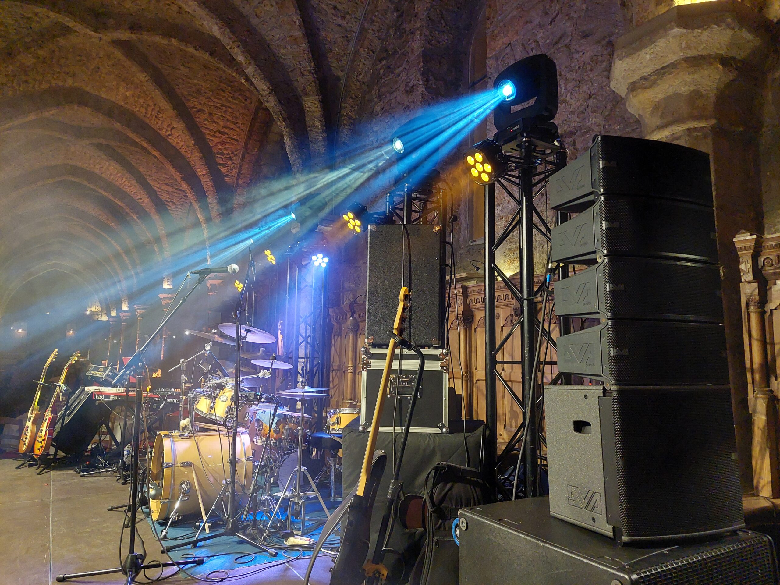 Balance du concert de Roddy Julienne avec matériel de sono et éclairage en préparation, le 30 novembre 2021.