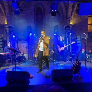 Vidéo de la balance avant le concert de Roddy Julienne avec l'équipe technique en action et un éclairage dynamique.