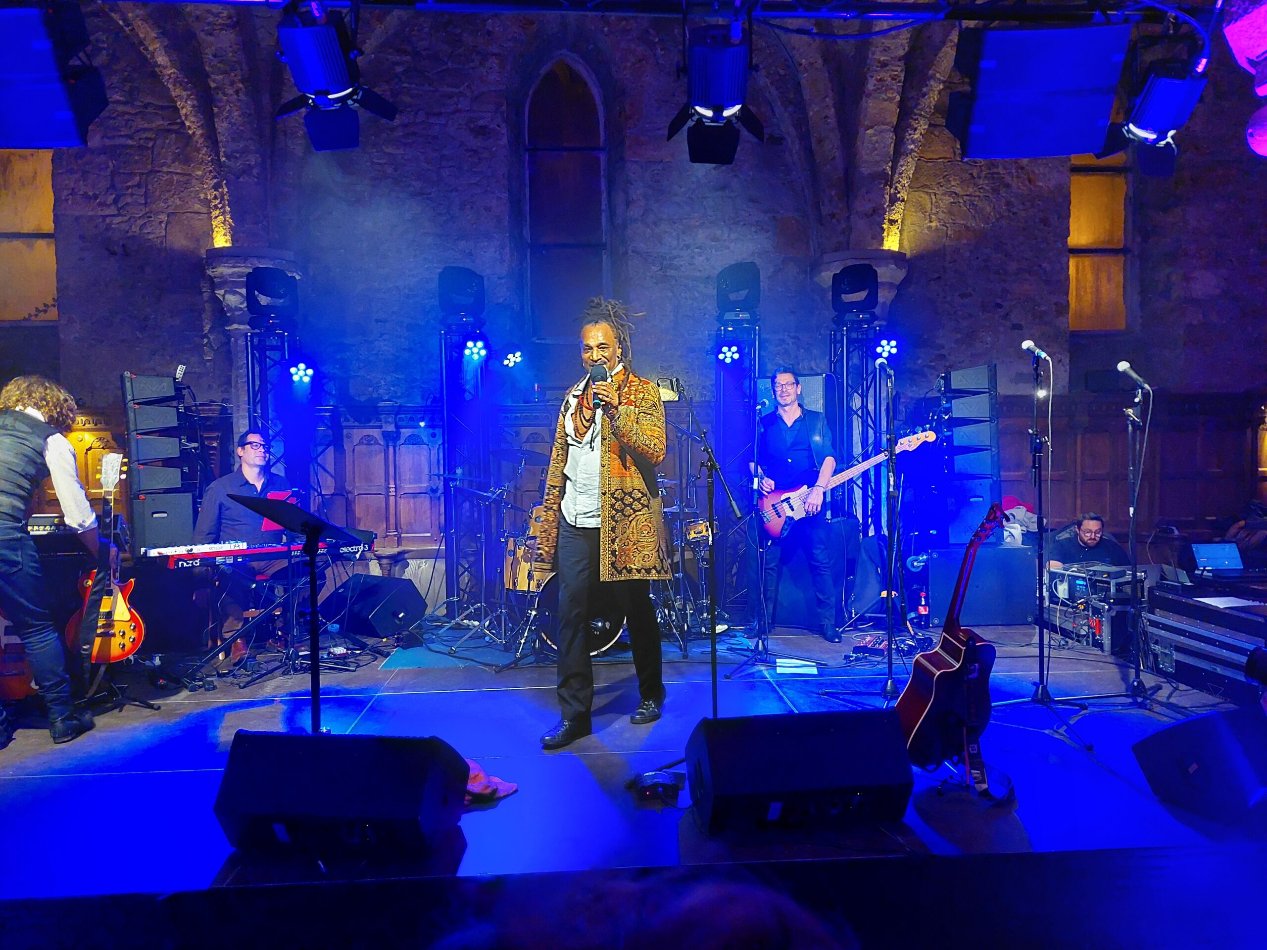 Vidéo de la balance avant le concert de Roddy Julienne avec l'équipe technique en action et un éclairage dynamique.