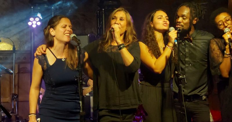 Concert du 30 novembre 2021 avec Zazie, plusieurs artistes chantent ensemble sur scène, ambiance festive.