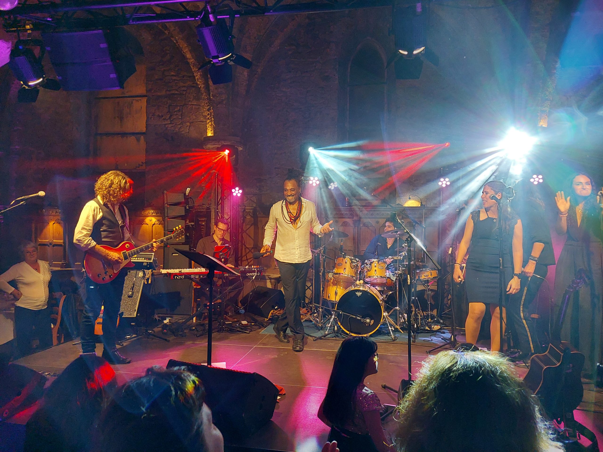 Concert du 30 novembre 2021 avec Zazie, ambiance festive et éclairage dynamique sur scène.