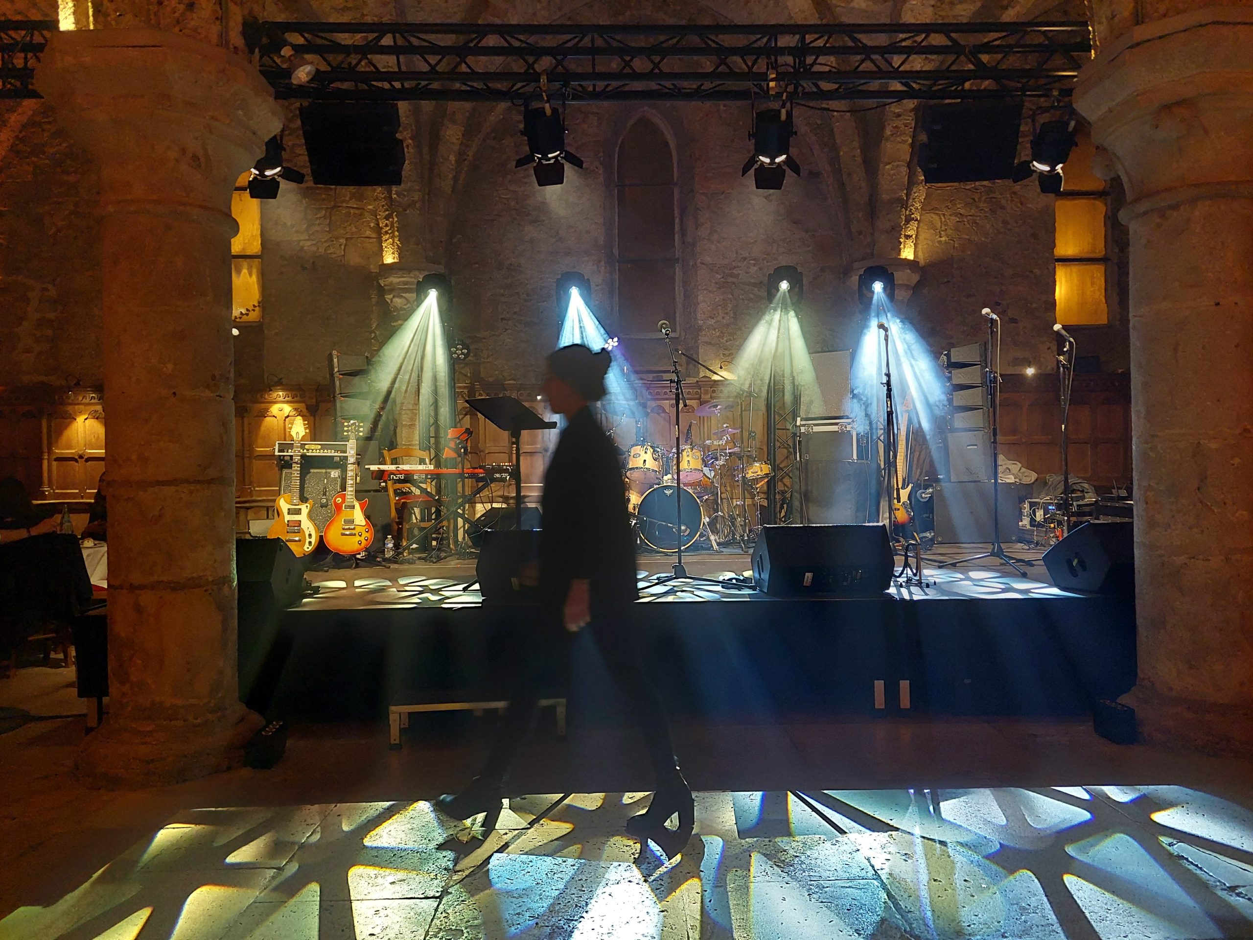 Balance du concert de Roddy Julienne, le 30 novembre 2021, avec matériel de son et éclairage en préparation.